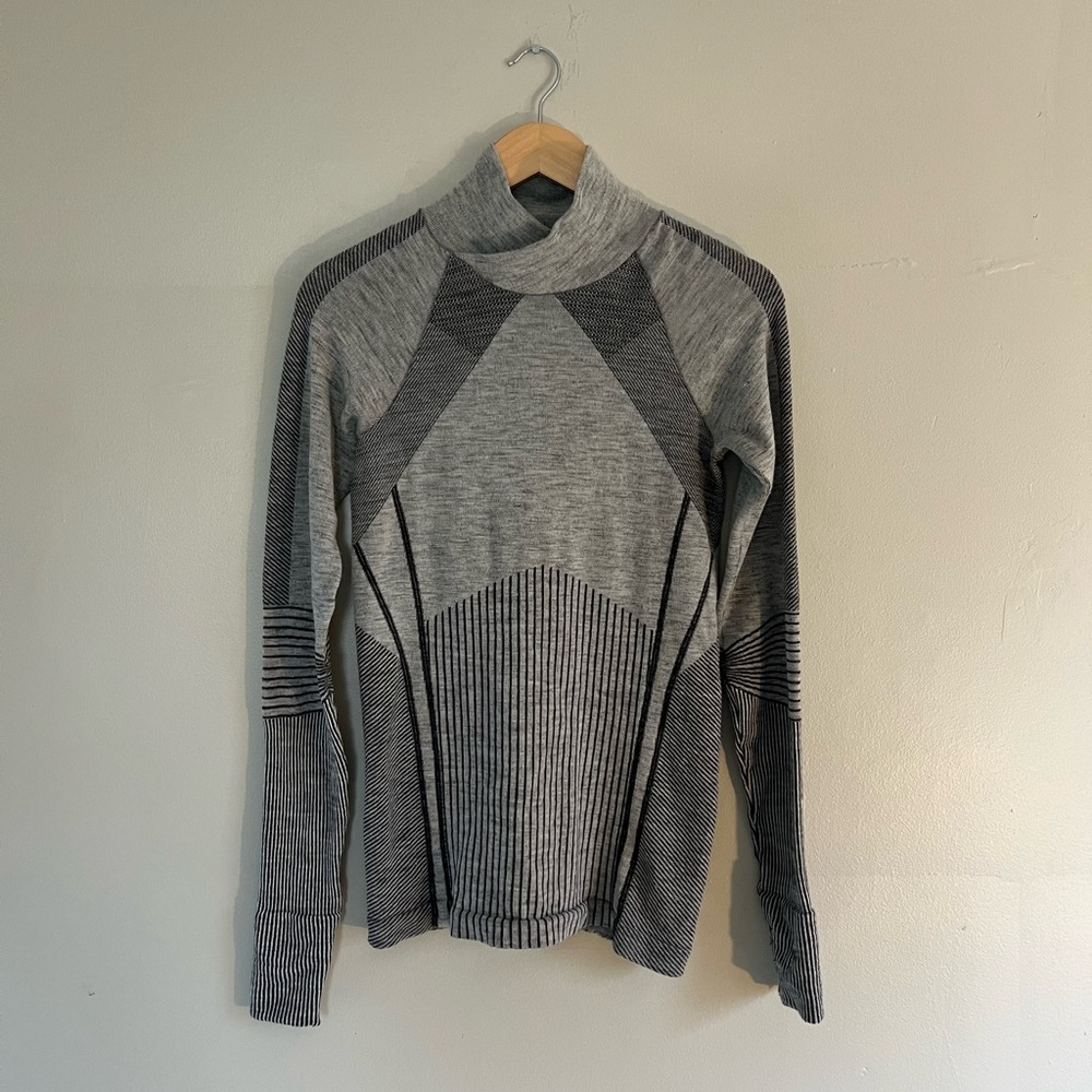 Athleta Remarkawool Gray Black Seamless Turtleneck Sweater Active Base Layer M